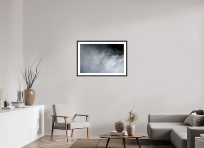 90 x 60 cm, Fotoprint met houten lijst - Eiken zwart Meeuw bij de Skodafoss - IJsland