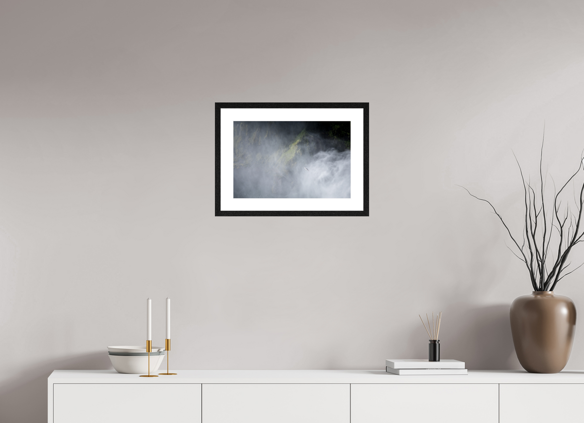 45 x 30 cm, Fotoprint met houten lijst - Eiken zwart Meeuw bij de Skodafoss - IJsland