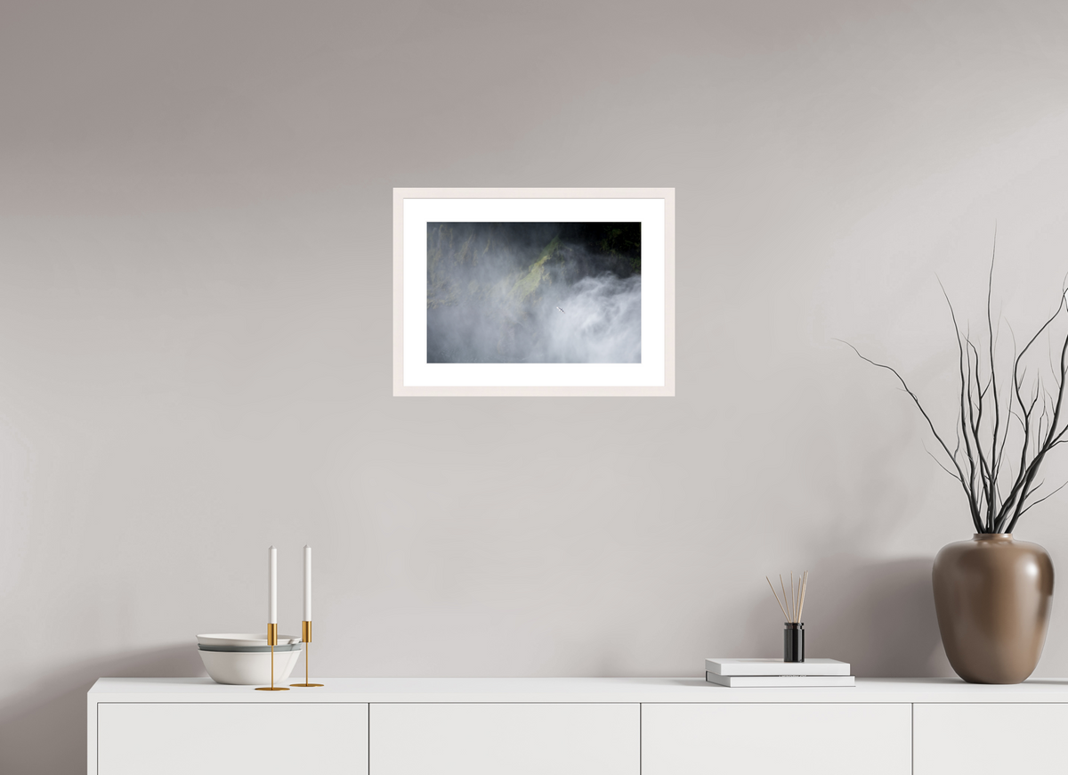 45 x 30 cm, Fotoprint met houten lijst - Esdoorn wit Meeuw bij de Skodafoss - IJsland